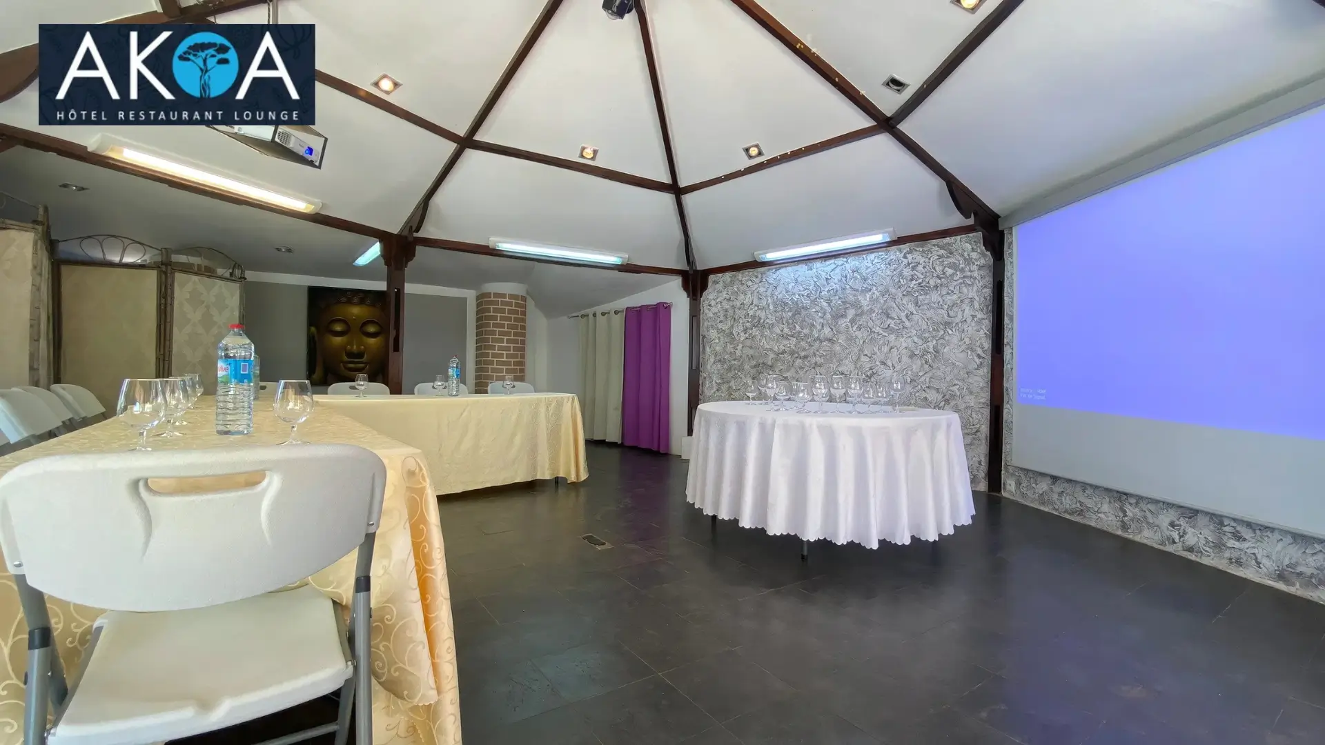 Salle de conférence équipée à l'Hôtel AKOA pour réunions et événements professionnels