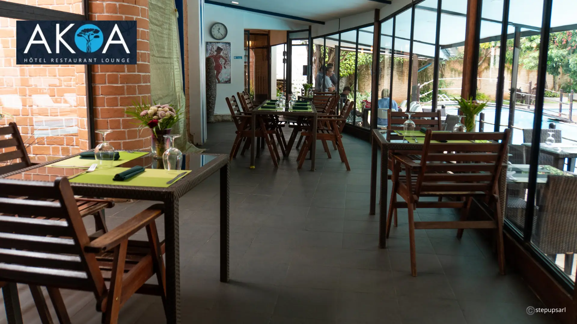 Salle de restaurant de l'hôtel AKOA à Ivandry Antananarivo avec vue sur piscine. | AKOA