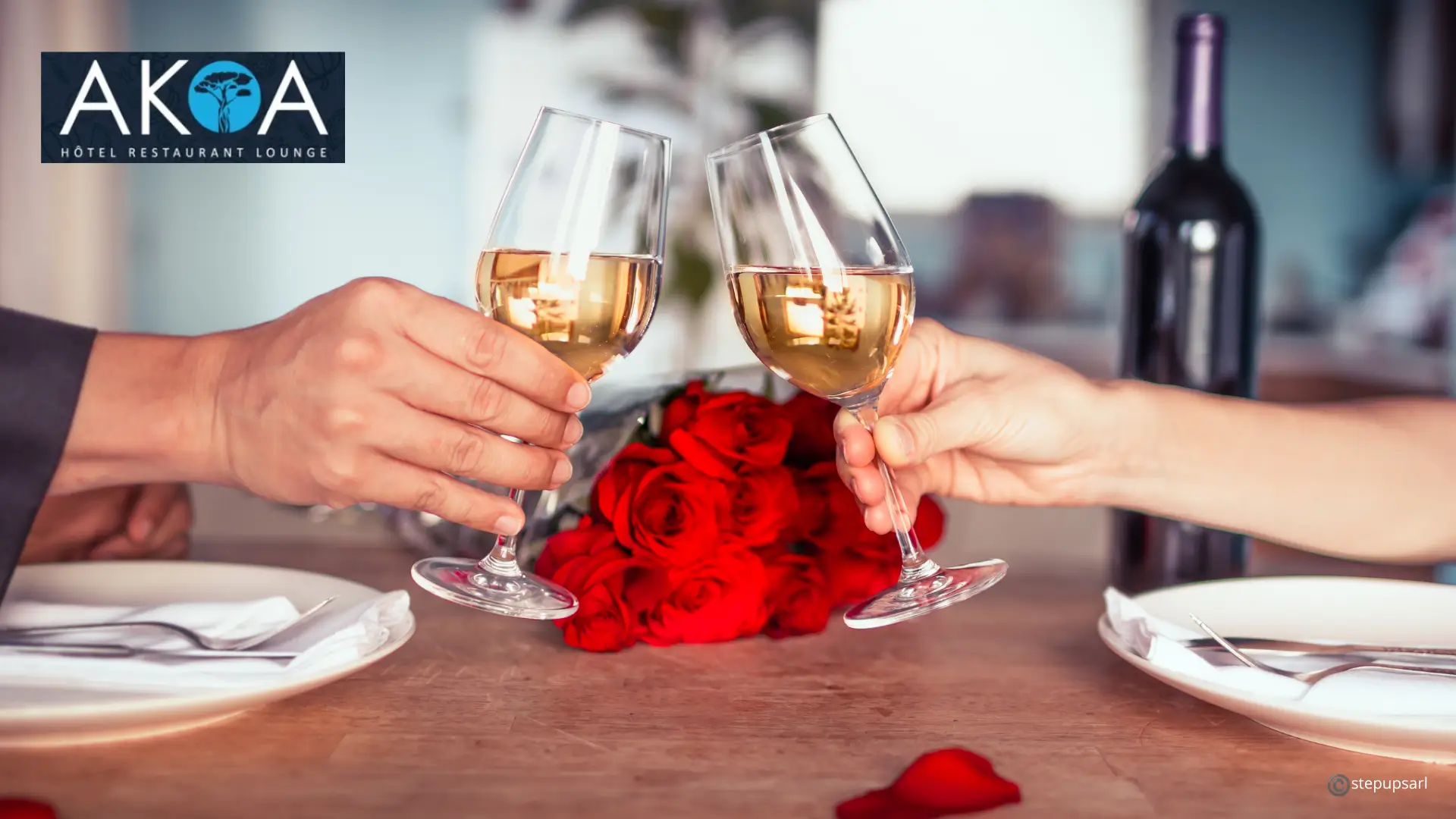 Couple trinquant avec des verres de vin blanc autour d'un bouquet de roses rouges lors d'un repas au restaurant Ivandry AKOA.