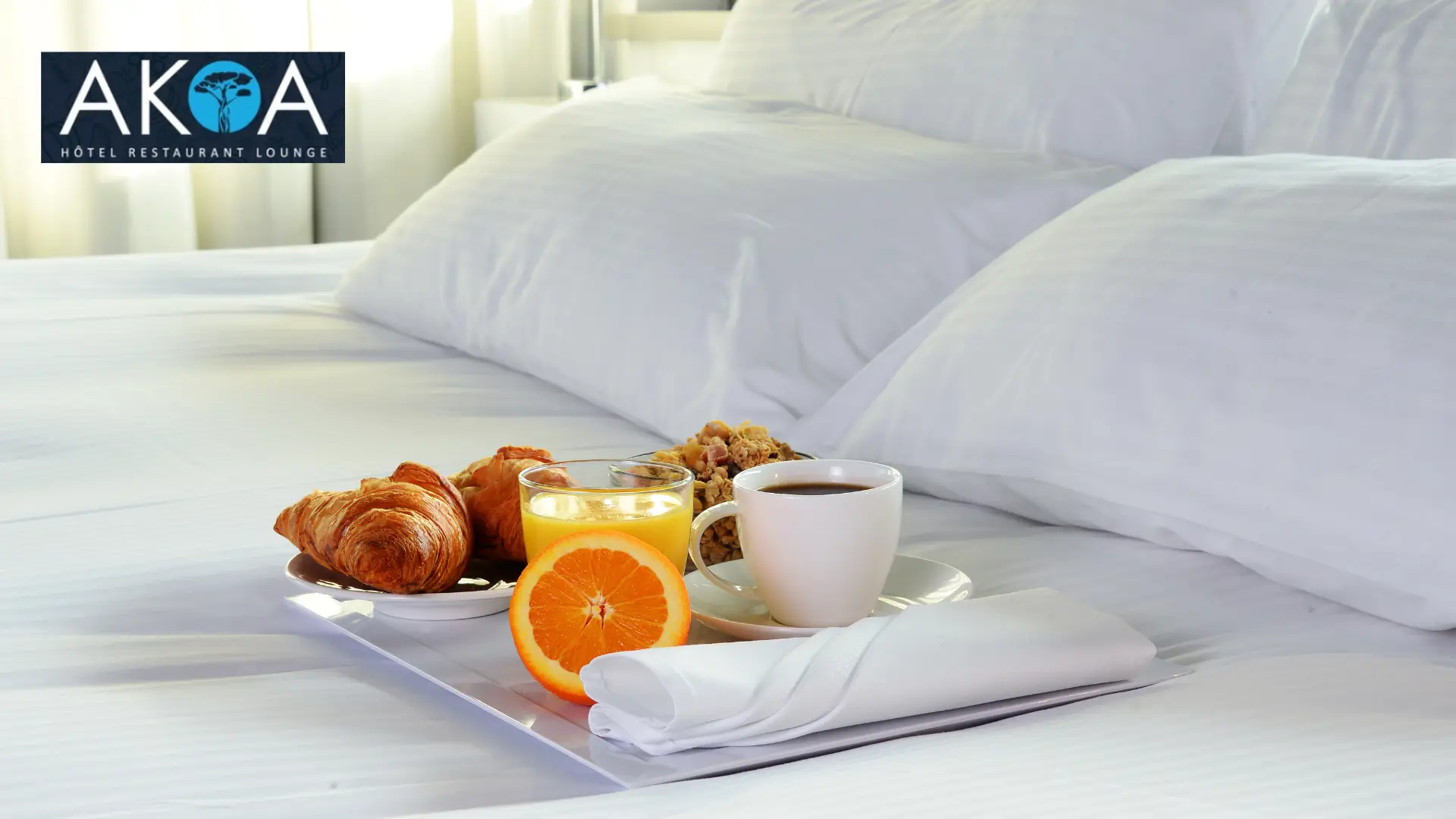 Plateau de petit-déjeuner servi sur le lit d'une chambre de l'hotel antananarivo akoa.