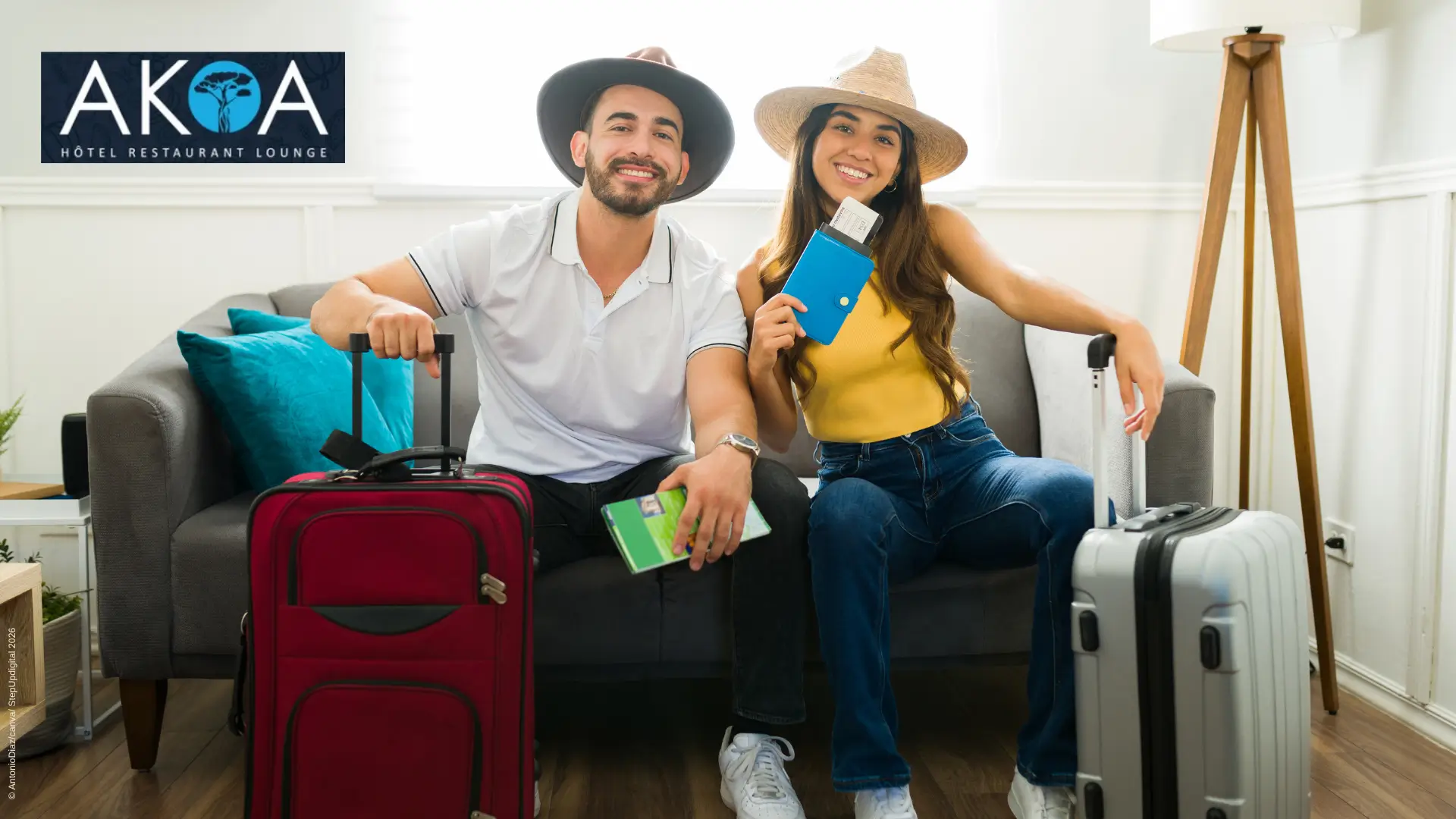 Couple de voyageurs détendus avec leurs bagages après leur réservation hôtel Antananarivo à l'AKOA Hotel. Description : Un homme et une femme souriants, assis confortablement avec leurs valises et leurs passeports, illustrant un accueil chaleureux et sans stress à l'hôtel.